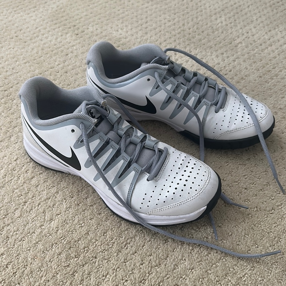 Nike women’s tennis sneakers